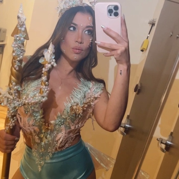 Elegant Sea-Inspired Costume - Picture 3 of 8